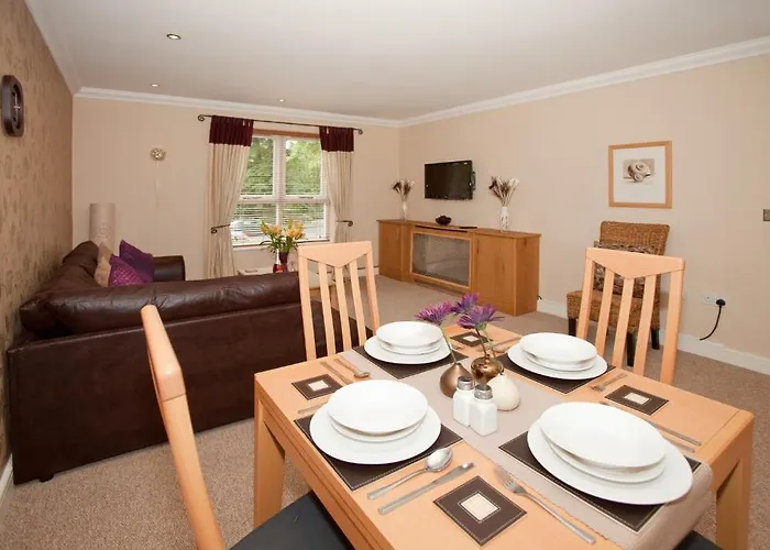 Riverbank View Three Bedroom With Free Parking شقة