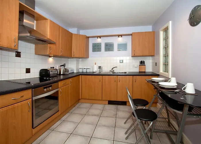 شقة Riverbank View Three Bedroom With Free Parking *