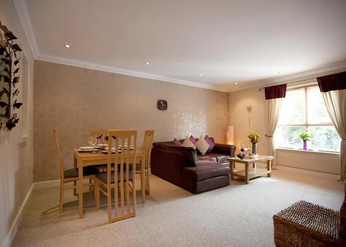 Riverbank View Three Bedroom With Free Parking شقة *