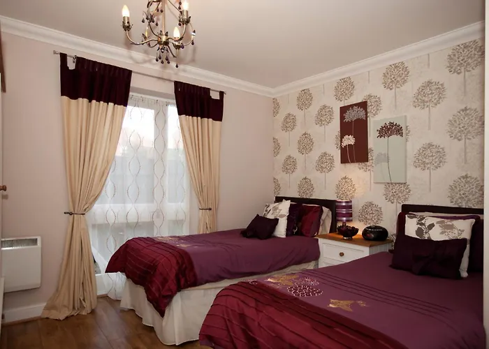 Riverbank View Three Bedroom With Free Parking شقة