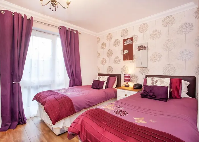 Riverbank View Three Bedroom With Free Parking شقة