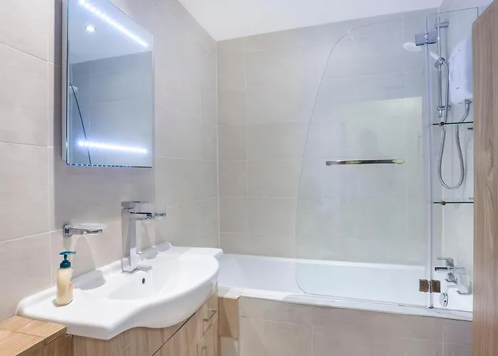 Riverbank View Three Bedroom With Free Parking