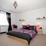 Riverbank View Three Bedroom With Free Parking *