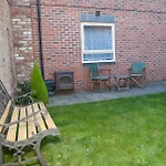 Riverbank View Three Bedroom With Free Parking *
