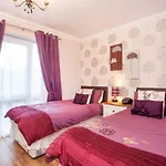 Riverbank View Three Bedroom With Free Parking Apartment