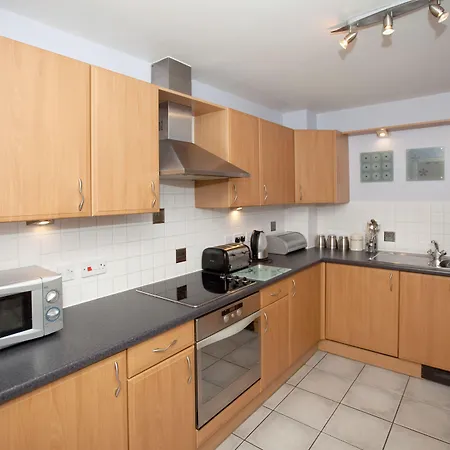 Riverbank View Three Bedroom With Free Parking