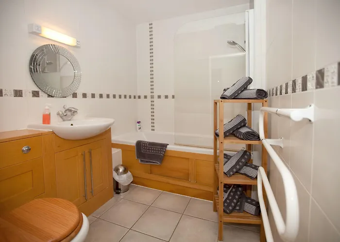 Riverbank View Three Bedroom With Free Parking