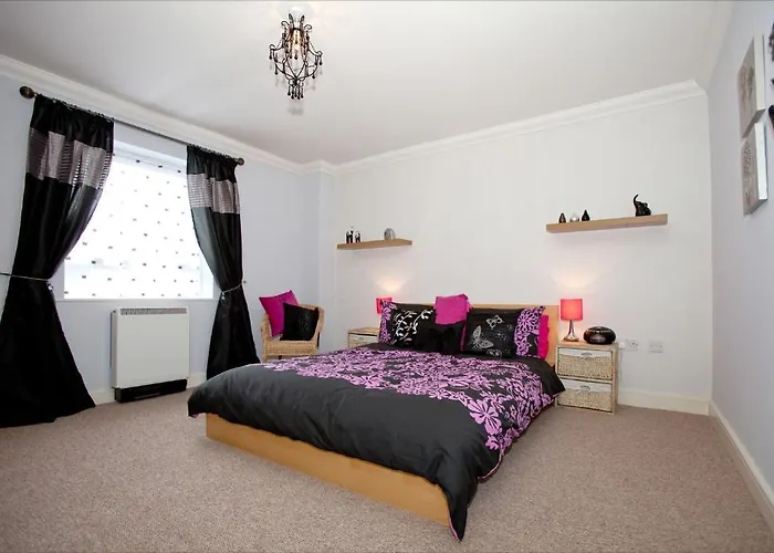 Riverbank View Three Bedroom With Free Parking *