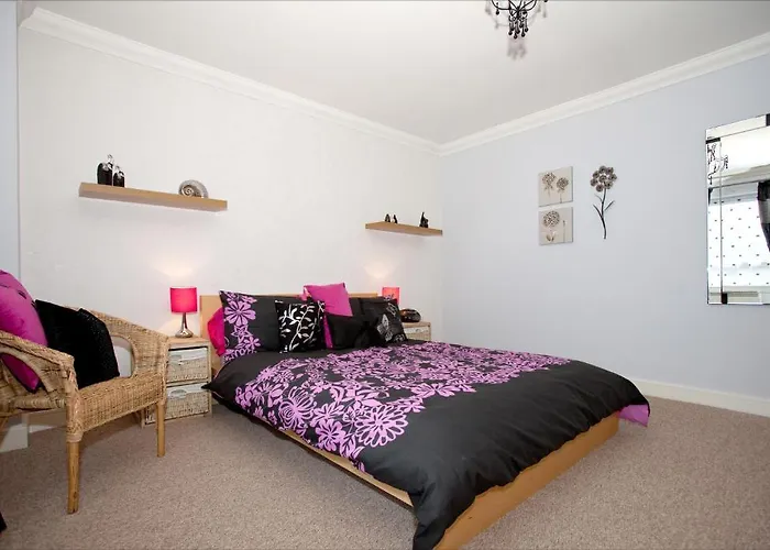 Riverbank View Three Bedroom With Free Parking *