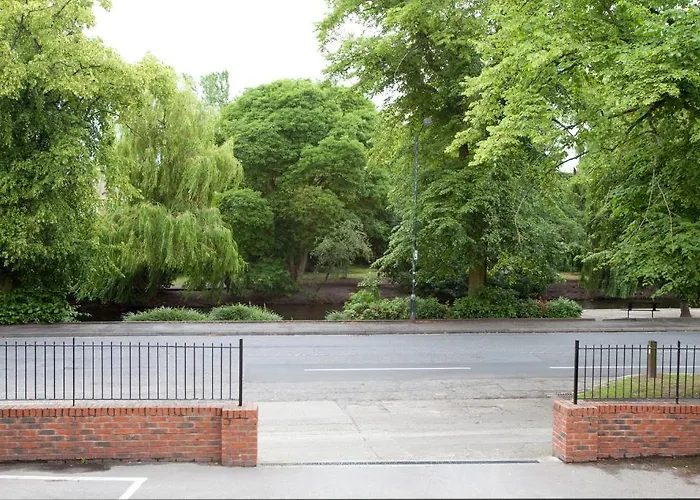 Riverbank View Three Bedroom With Free Parking Apartament *