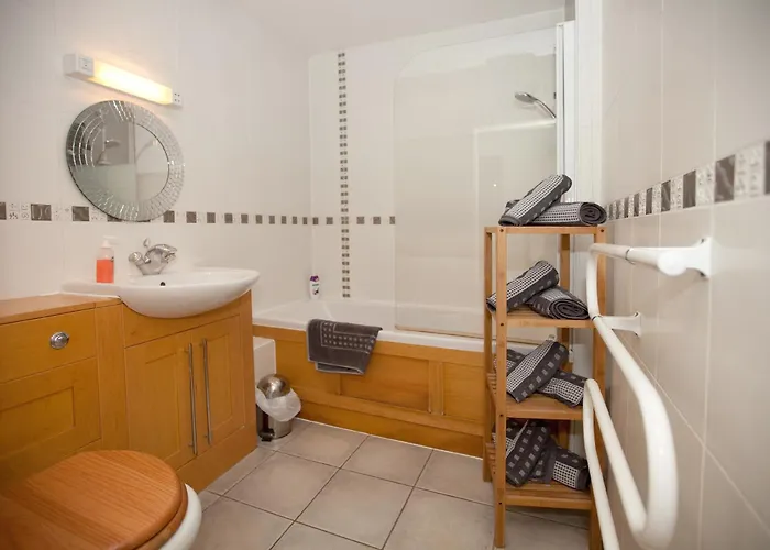 Riverbank View Three Bedroom With Free Parking Apartament York