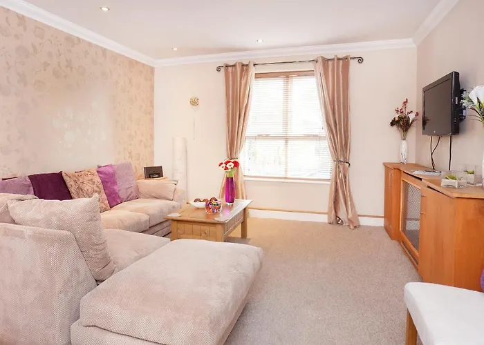 Riverbank View Three Bedroom With Free Parking Apartament *