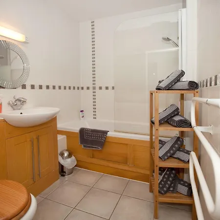 Riverbank View Three Bedroom With Free Parking