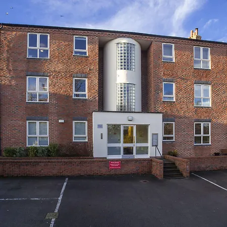 Apartment Riverbank View Three Bedroom With Free Parking *