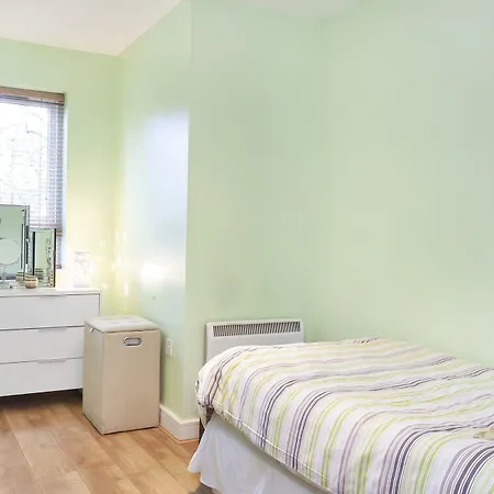 Riverbank View Three Bedroom With Free Parking