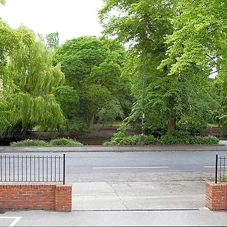 Riverbank View Three Bedroom With Free Parking *