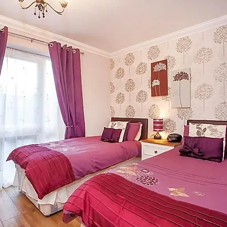 Riverbank View Three Bedroom With Free Parking *
