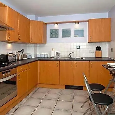 Riverbank View Three Bedroom With Free Parking