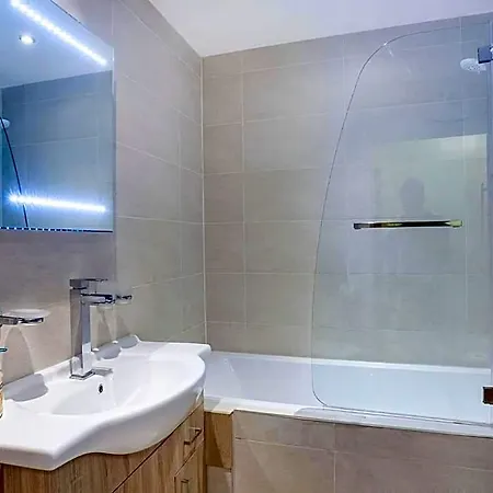 Riverbank View Three Bedroom With Free Parking York