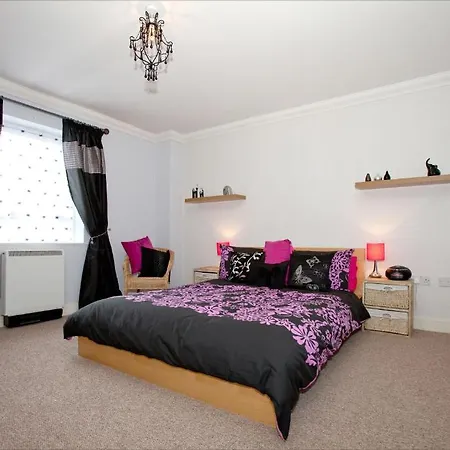 Riverbank View Three Bedroom With Free Parking *