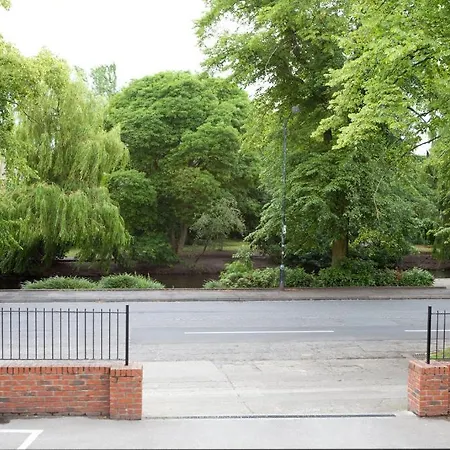 Riverbank View Three Bedroom With Free Parking Apartment *