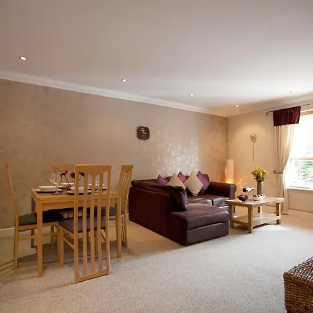 Riverbank View Three Bedroom With Free Parking شقة *