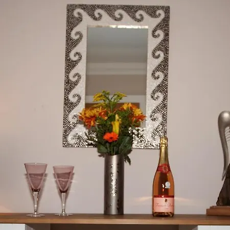 Riverbank View Three Bedroom With Free Parking شقة يورك