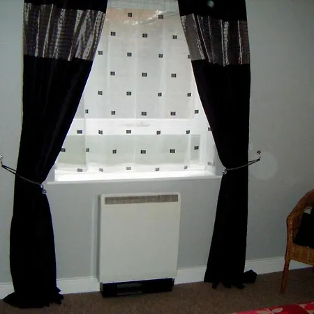 Riverbank View Three Bedroom With Free Parking *