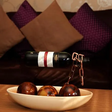 Riverbank View Three Bedroom With Free Parking *