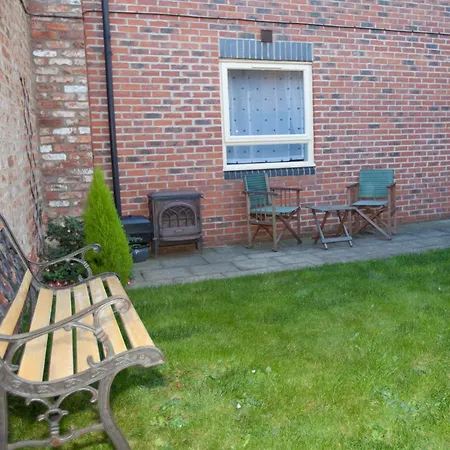 Riverbank View Three Bedroom With Free Parking *