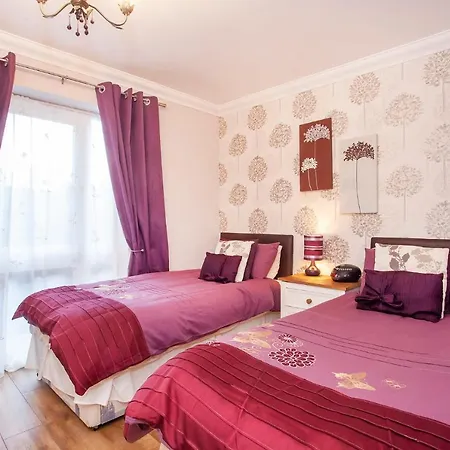 Riverbank View Three Bedroom With Free Parking شقة