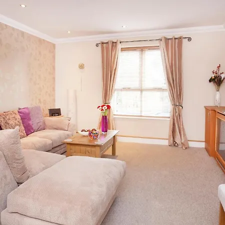 Riverbank View Three Bedroom With Free Parking شقة *