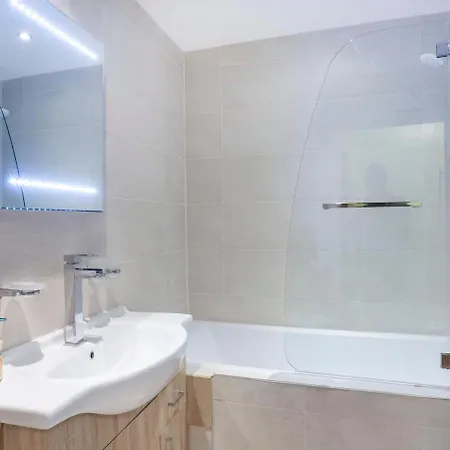 Riverbank View Three Bedroom With Free Parking