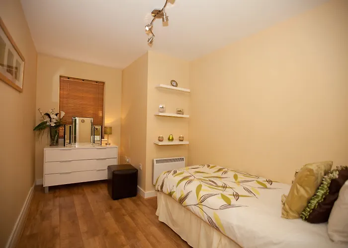 Riverbank View Three Bedroom With Free Parking Appartement