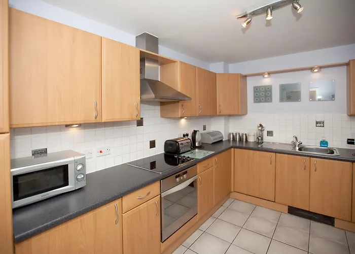 Riverbank View Three Bedroom With Free Parking