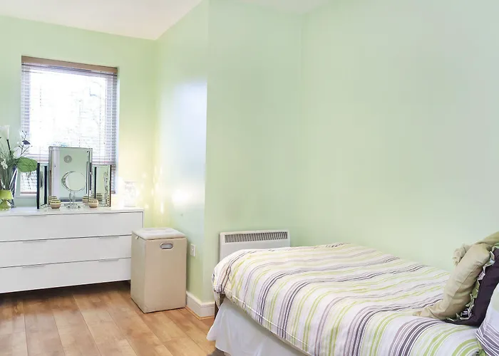 Riverbank View Three Bedroom With Free Parking