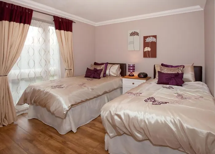 Riverbank View Three Bedroom With Free Parking