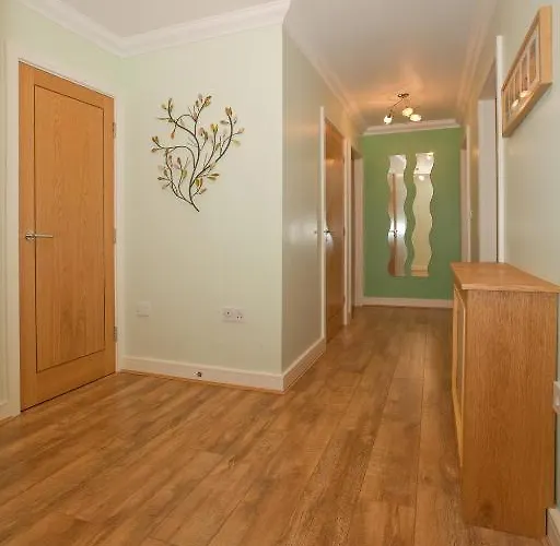 Riverbank View Three Bedroom With Free Parking