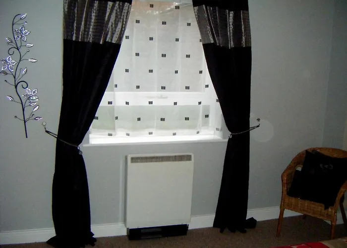 Riverbank View Three Bedroom With Free Parking *