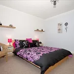 Riverbank View Three Bedroom With Free Parking *