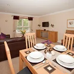 Riverbank View Three Bedroom With Free Parking Apartment