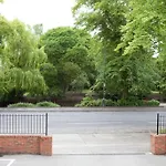 Riverbank View Three Bedroom With Free Parking Apartment *