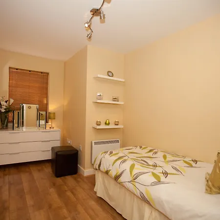 Riverbank View Three Bedroom With Free Parking 公寓