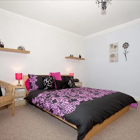 Riverbank View Three Bedroom With Free Parking *