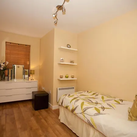 Riverbank View Three Bedroom With Free Parking York