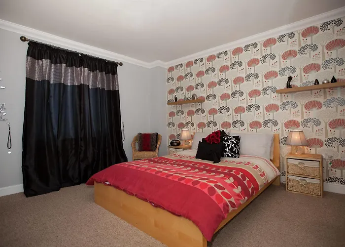 Апартаменты Riverbank View Three Bedroom With Free Parking